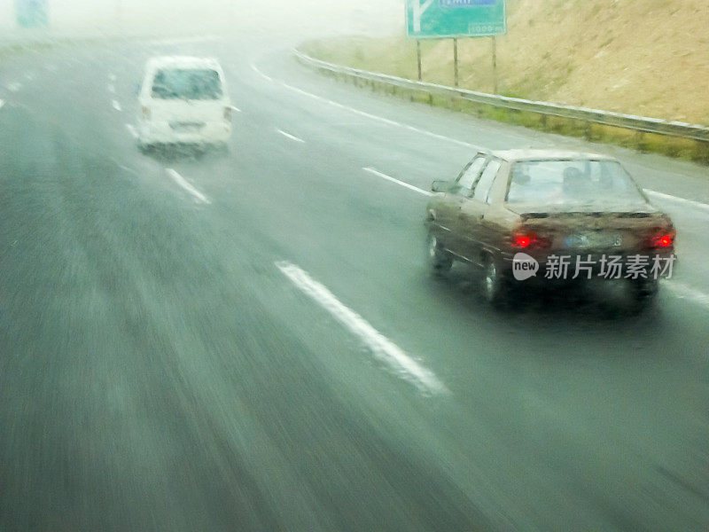 高速公路上天气不好