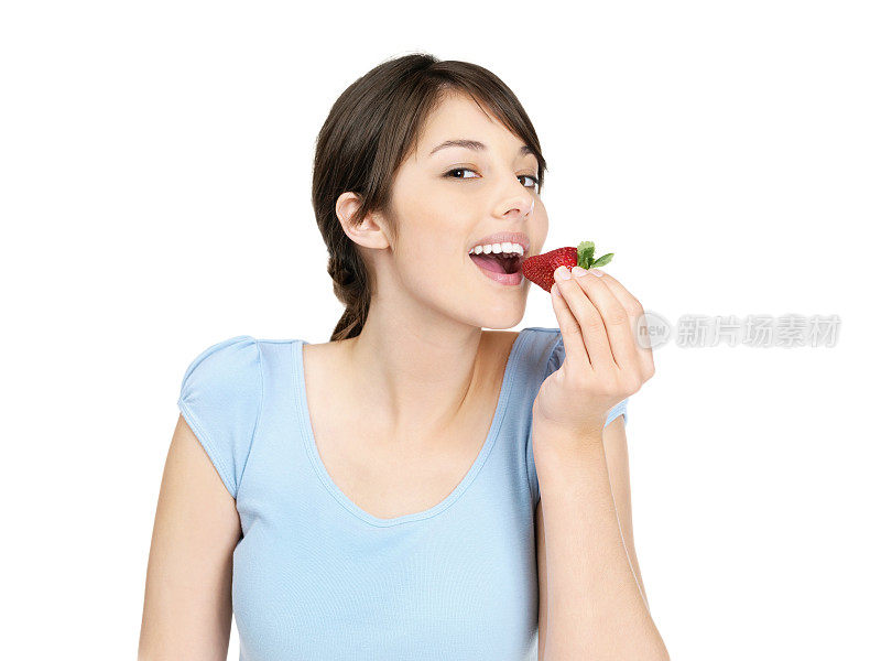 快乐的年轻女性吃草莓对白色