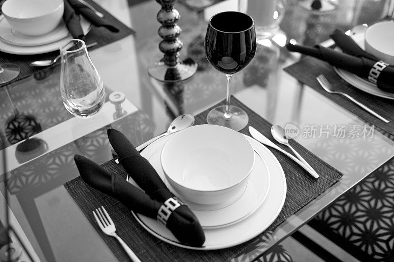 晚餐设置在黑色和白色