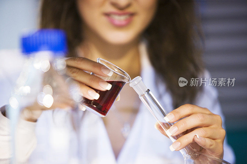 拿着实验室玻璃器皿的女科学家