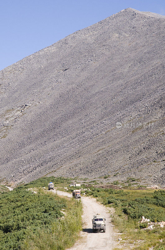 加油车从山口下来。