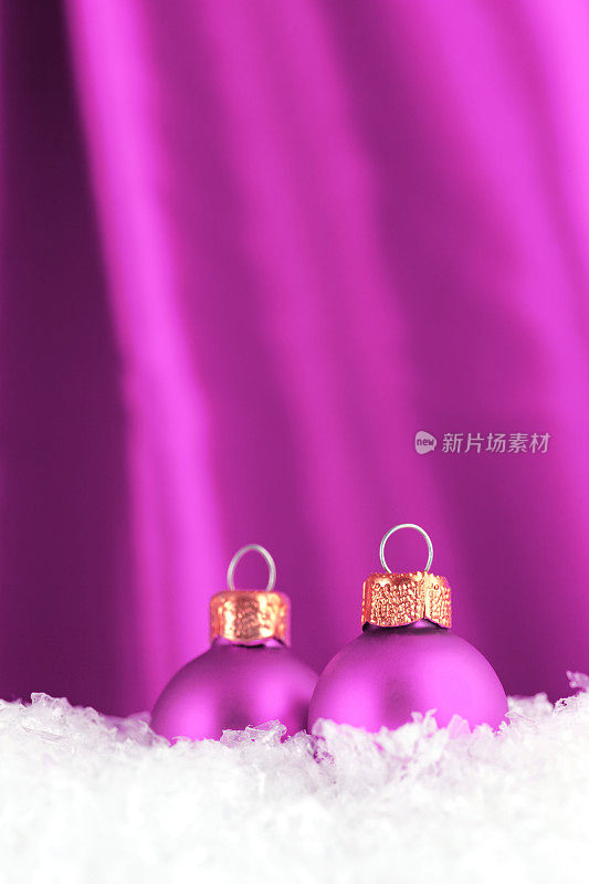 雪花上的粉色圣诞装饰物