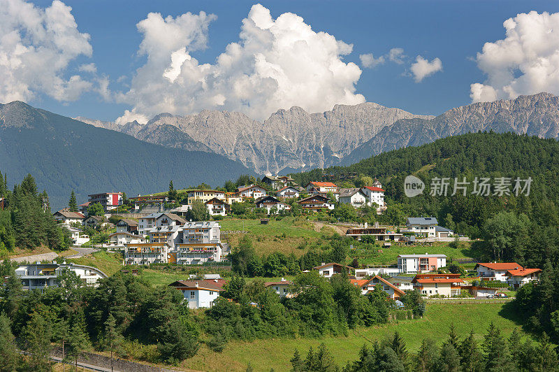 依山傍天的城市景观