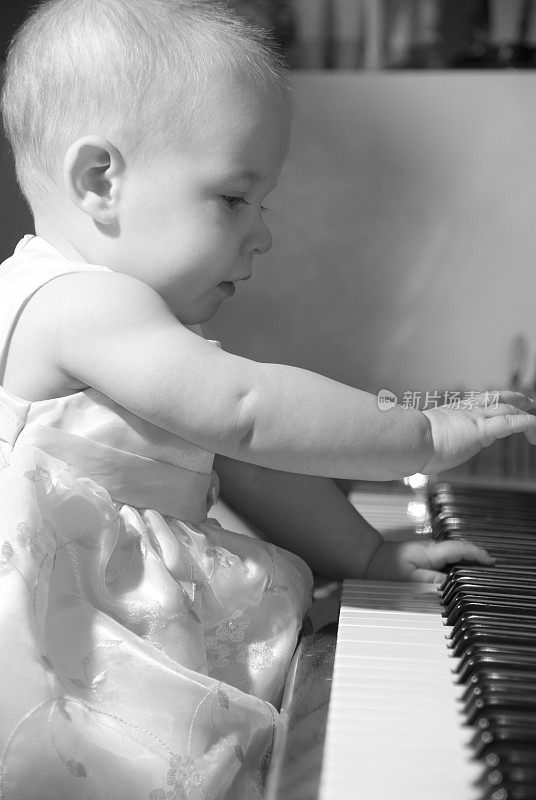 孩子弹钢琴