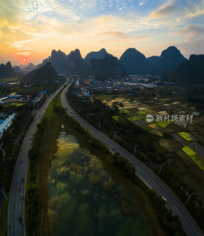 喀斯特地区农村日落，阳朔，中国桂林