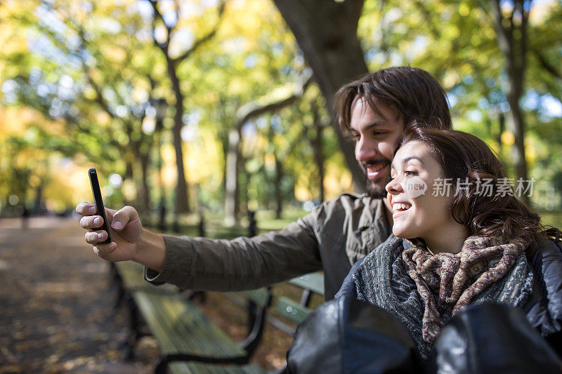 纽约中央公园的一对年轻夫妇