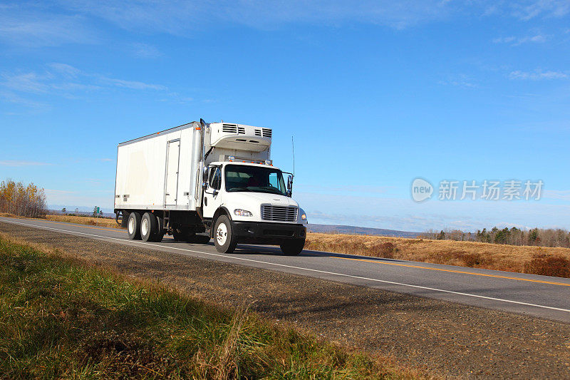 高速公路上的卡车。