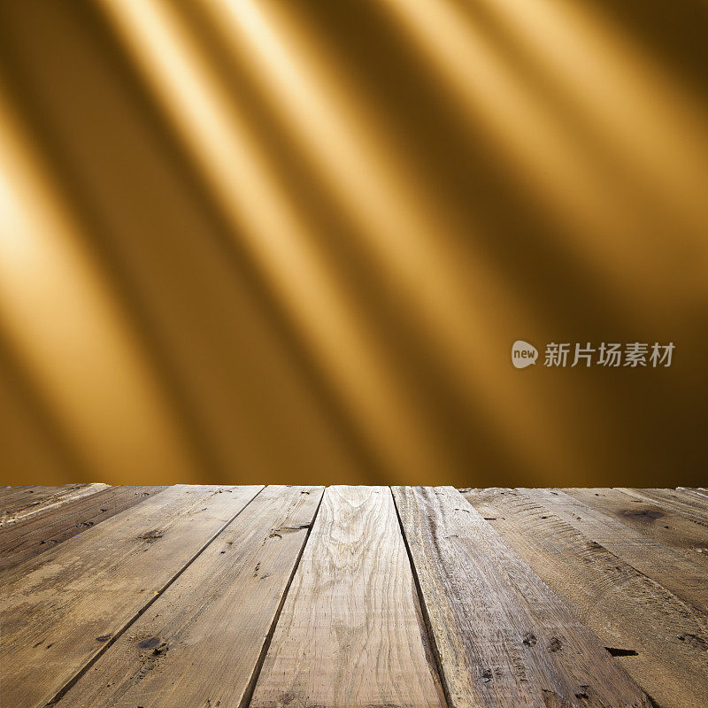 空木桌与金色光线的背景
