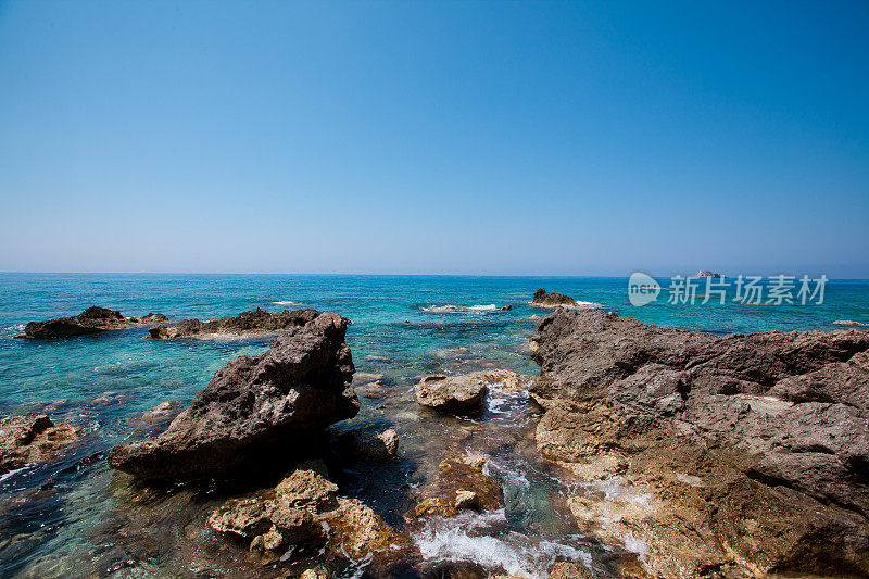 海滩和海边的岩石