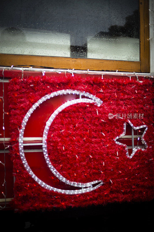 特写，圣诞彩灯，土耳其伊斯坦布尔缆车上的国旗