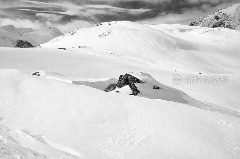 挪威Jotunheimen的雪、岩石和山峰在冬天