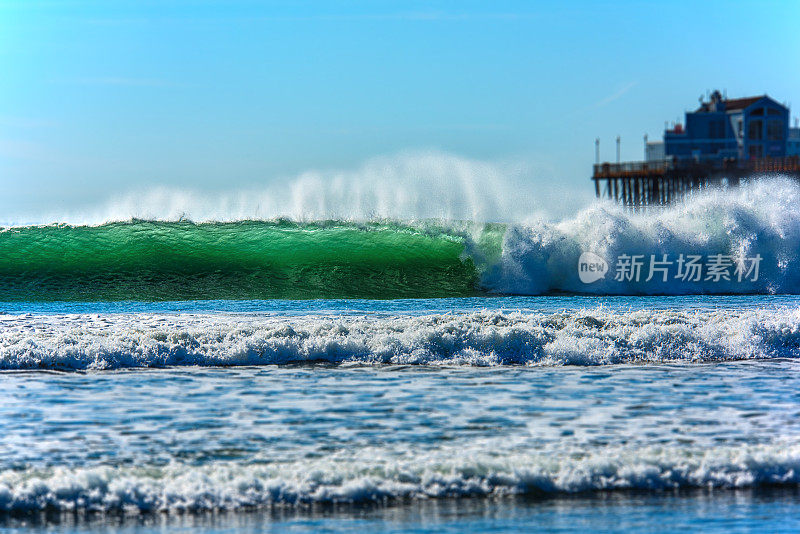 加州海浪冲上岸