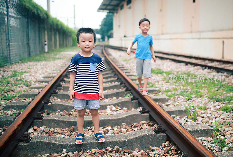 孩子们在跑道上玩耍