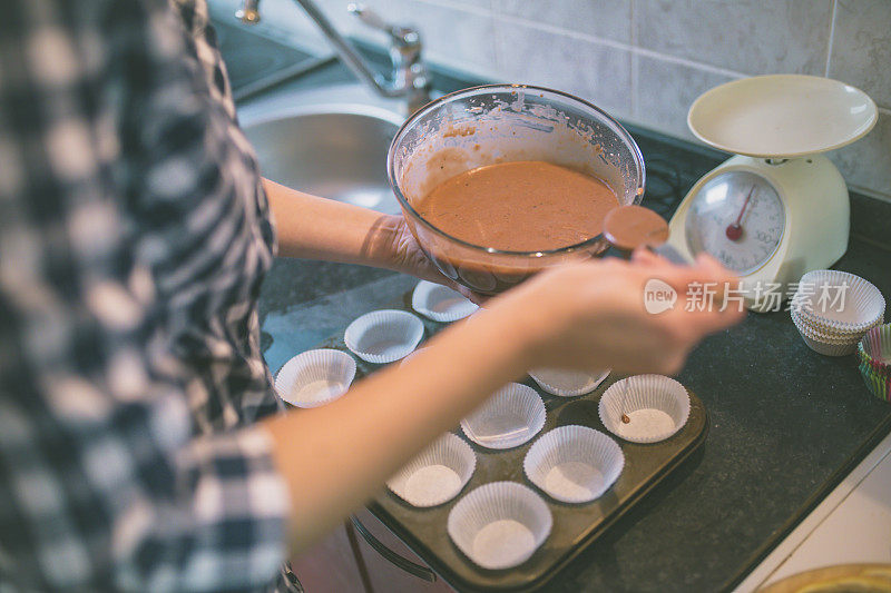 做巧克力松饼的女人。