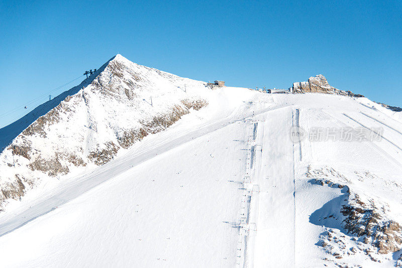 齐勒塔尔腹地的雪山山峰