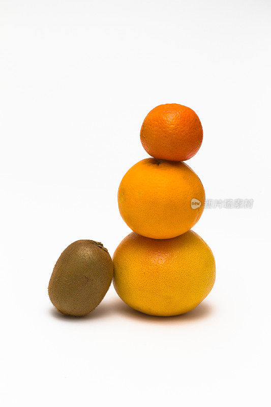 白色背景上的柑橘和猕猴桃