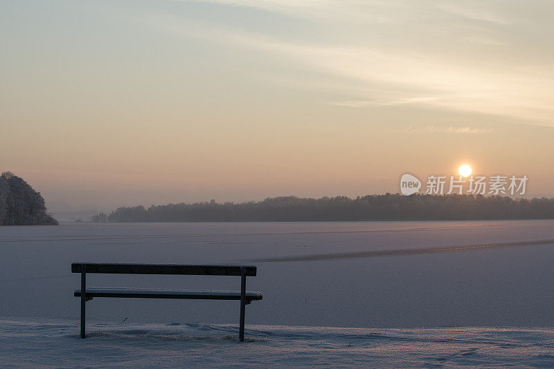 冬季景观中的日落和长凳剪影(XXXLarge)