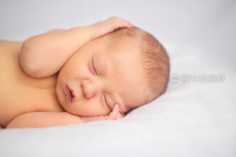新生婴儿平静地侧卧着睡觉