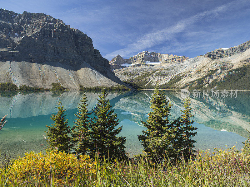 位于加拿大落基山脉的一个平静的湖泊，有山脉和树木