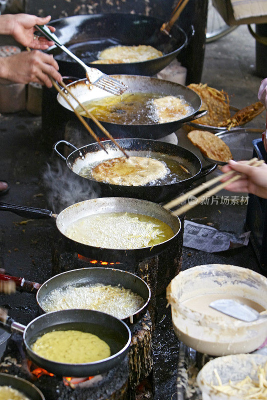 越南河内，在小火上烤薄饼