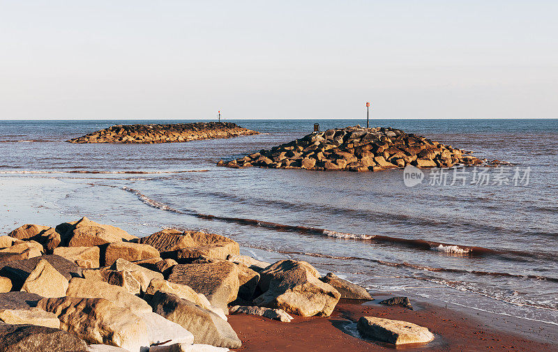 Sidmouth防波堤在南德文郡滨海海滩，英格兰