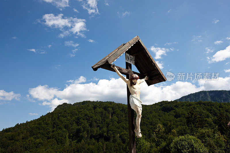 在斯洛文尼亚山脉的髑髅地十字架