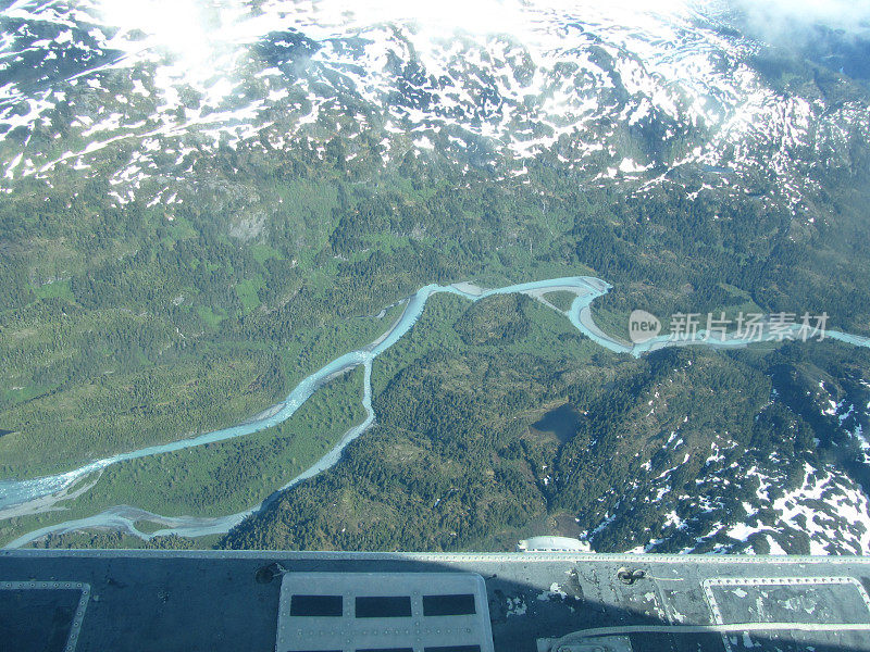 从空中俯瞰阿拉斯加的山顶