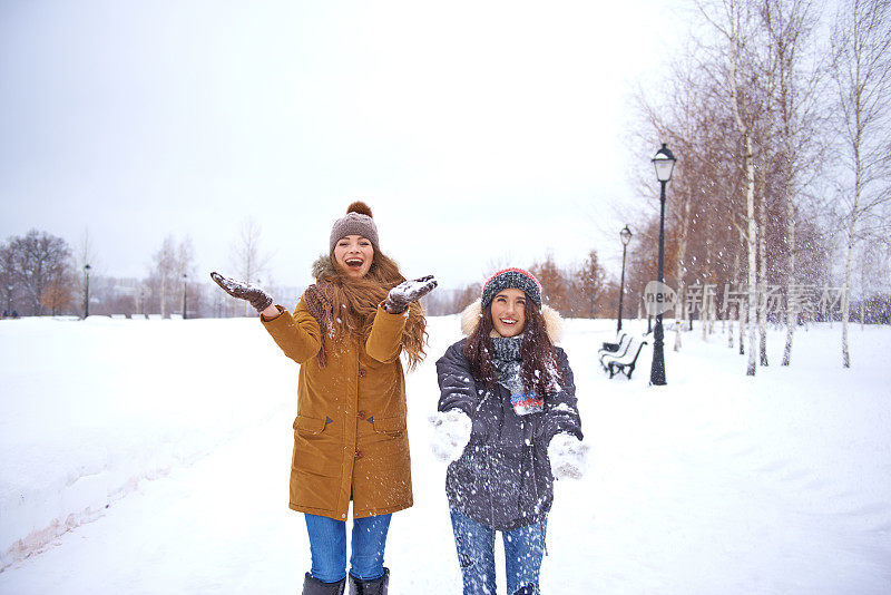 女性朋友在外面享受下雪天