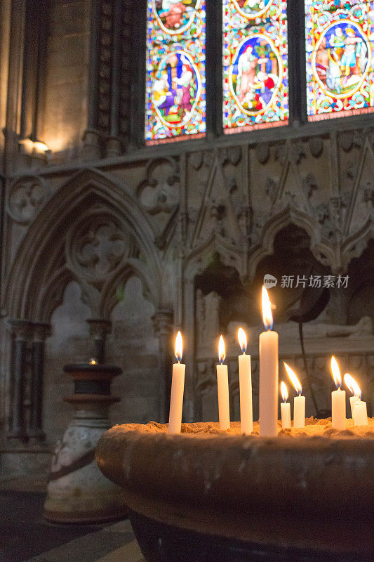 教堂里的一组纪念蜡烛