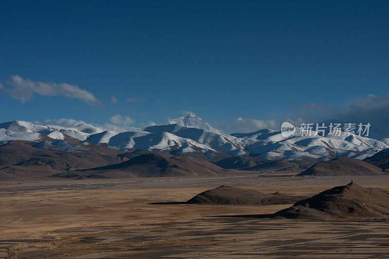 从西藏远眺珠穆朗玛峰