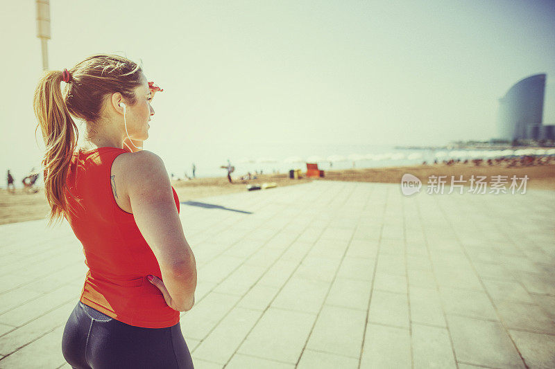 在海滩边跑步和训练的运动女性