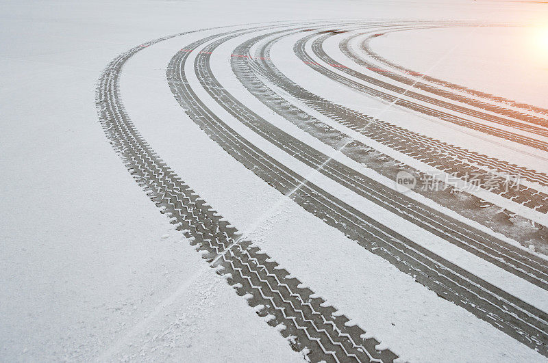汽车轮胎在雪地上留下的痕迹