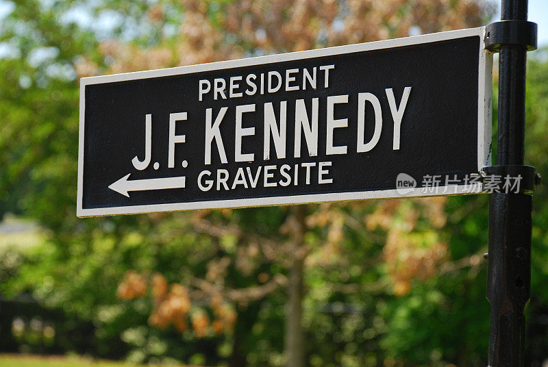 在阿灵顿国家公墓约翰·f·肯尼迪总统的墓前签名