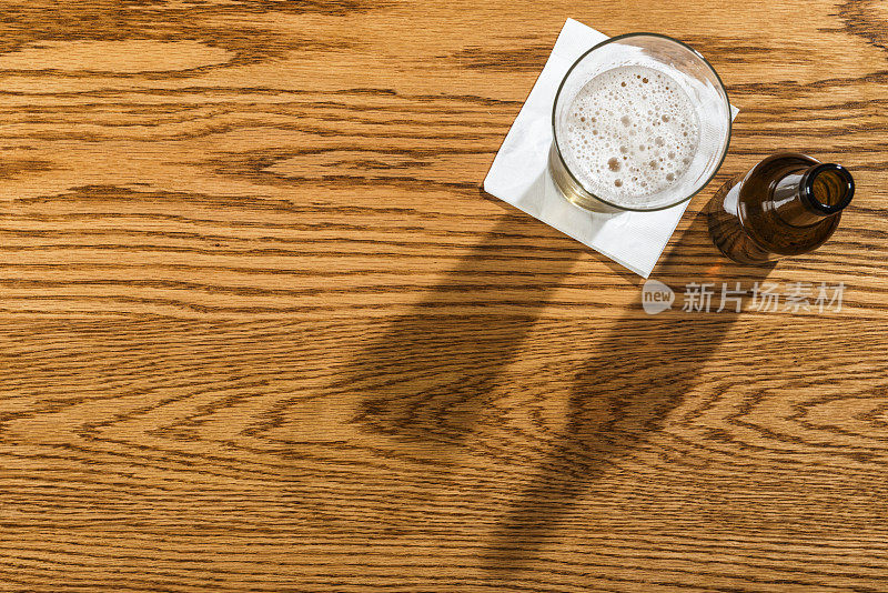 俯瞰啤酒，花生和椒盐卷饼在一个酒吧