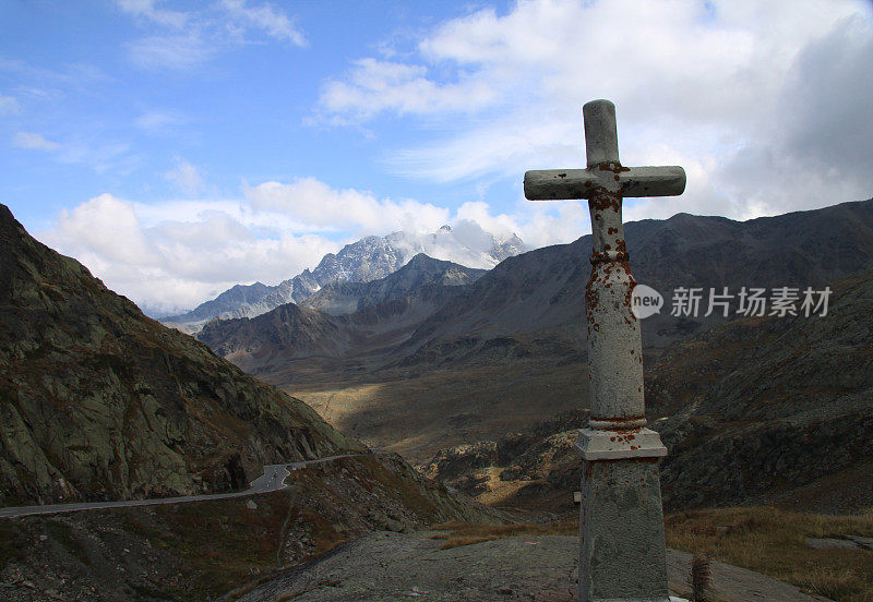 在瑞士的圣伯纳哈德山口