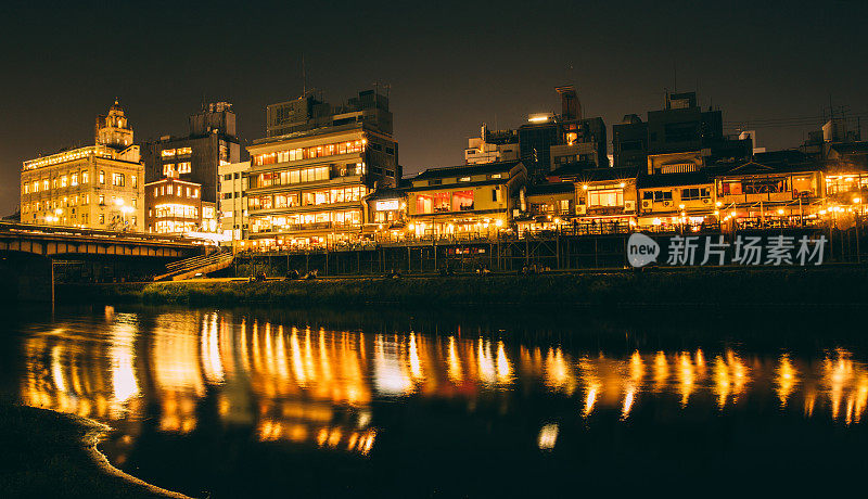 京都鸭川河的夜景