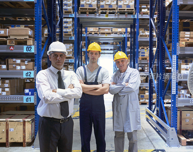 经理和同事站在仓库过道上
