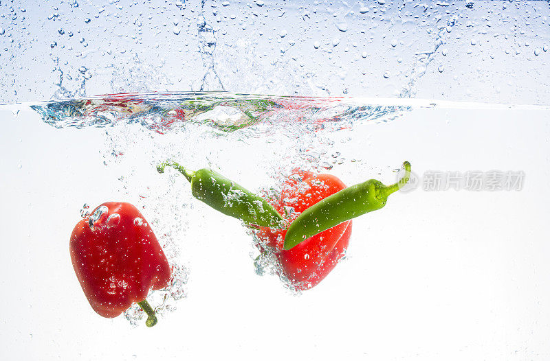 新鲜红甜椒水，湿，干净，喷雾，喷溅胡椒