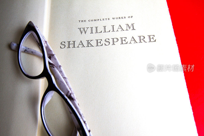 书名页:《莎士比亚全集》;眼镜