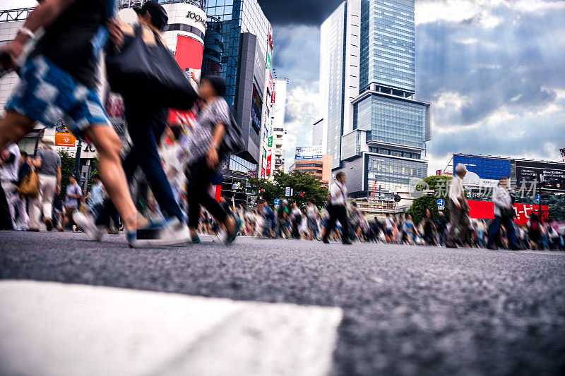 人们穿过涩谷——东京市中心