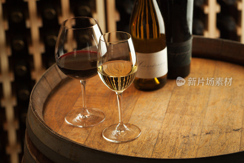 红和白葡萄酒品酒杯，酒窖桶上的瓶子
