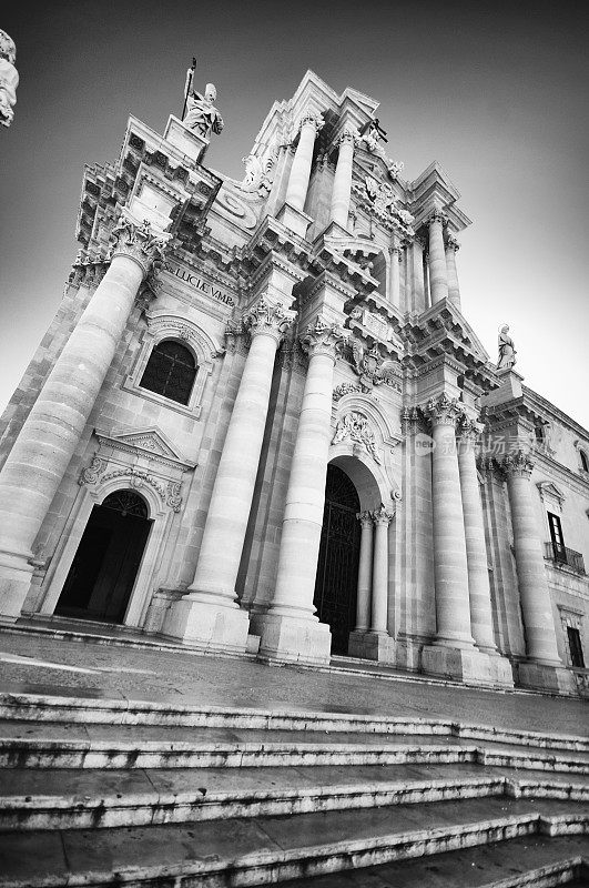 锡拉库萨大教堂。黑色和白色。