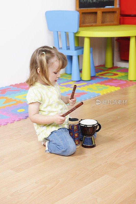 小女孩弹奏民族乐器的侧面图