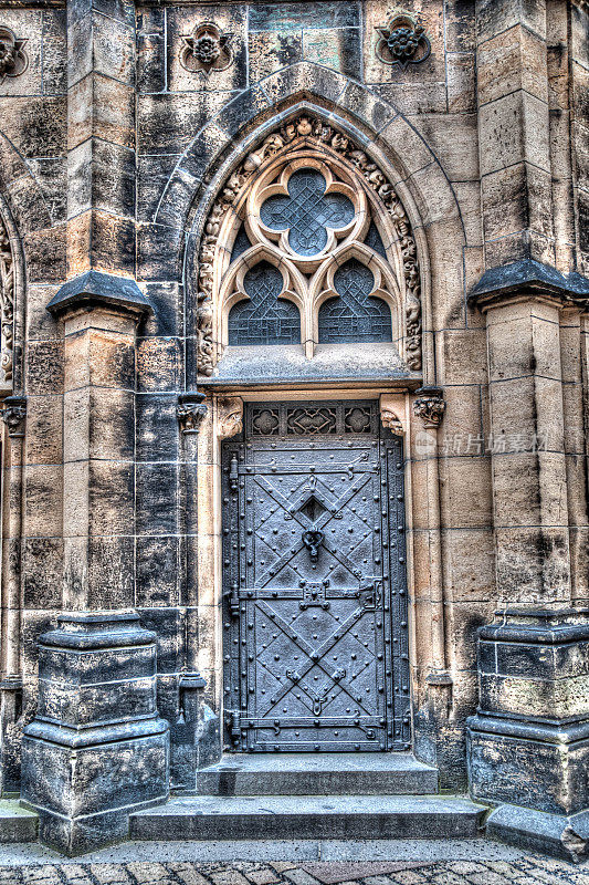 HDR图像古老的金属门和墙壁的教堂