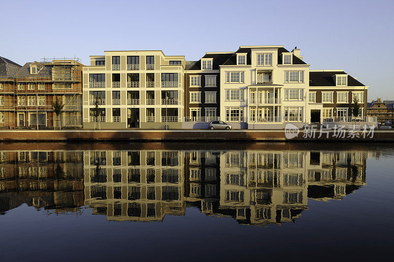 荷兰沿着水边的新房子