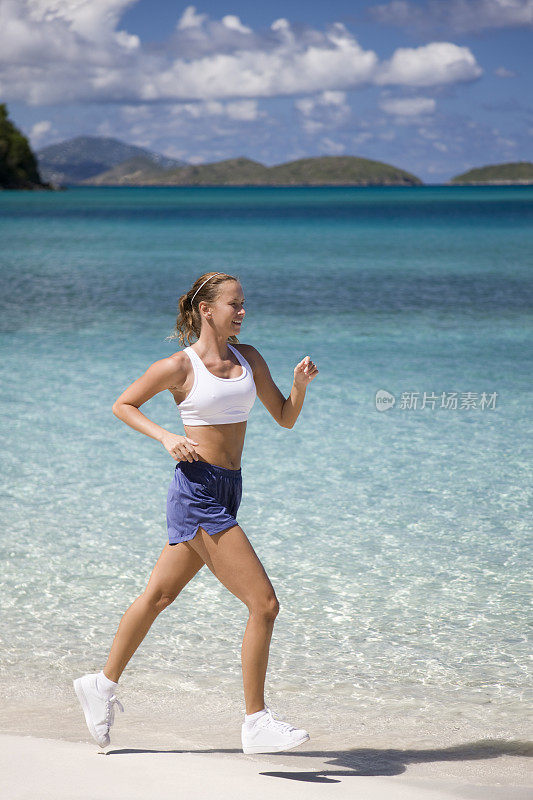 女人和她的海滩健身