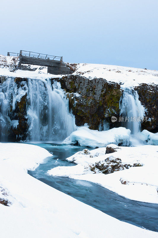 Kirkjufellsfoss(教堂山瀑布)，冰岛，冬天
