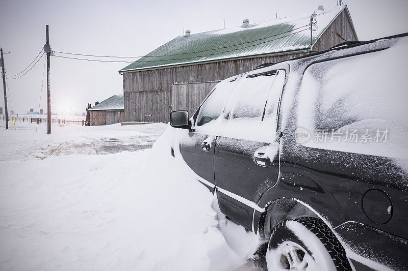 越野车陷在雪堆里