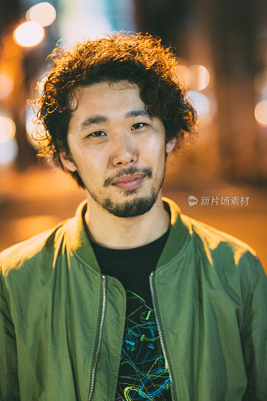 一个年轻的日本男人的肖像
