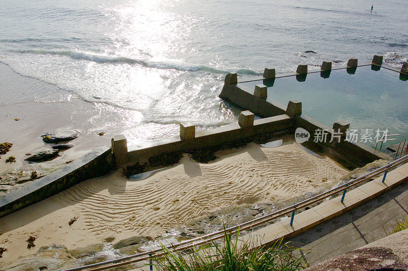 古吉海滩边的游泳池在早上